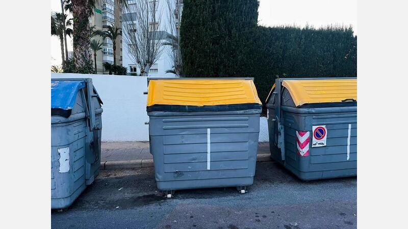 Benidorm sustituye contenedores de la basura por los de Alicante y el teléfono de incidencias remite a la capital